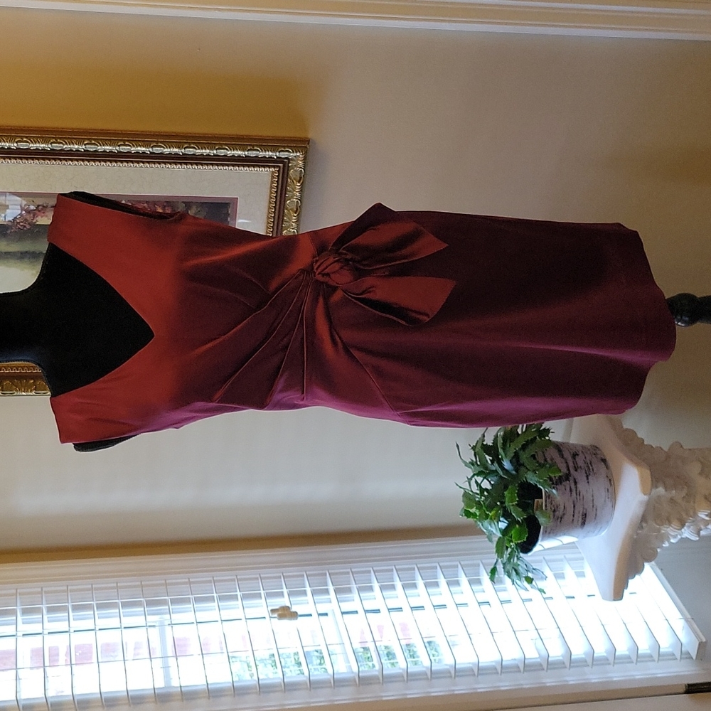 Tahari Arthur S. Levine cranberry sleeveless v neck fully lined dress sz 7 EUC…